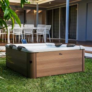MSpa Oslo Hydrojet Amber - 1.6m x 1.6m x 65cm - 6 Person Portable Frame Spa