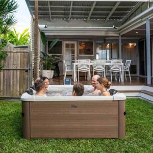 MSpa Oslo Massage Jet - Amber PLUS - 1.8m x 1.8m x 65cm - 6 Person Portable Frame Spa